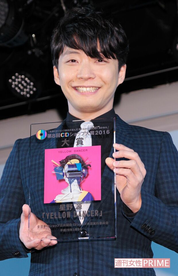 『第8回CDショップ大賞2016授賞式』。アルバム『YELLOW DANCER』で見事、大賞に。4度目の正直で「思いが伝わってうれしい」と笑顔　撮影／週刊女性写真班