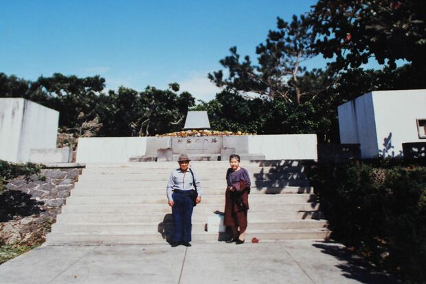 亡き妻と飯田さん。2人で何度も沖縄を訪れた