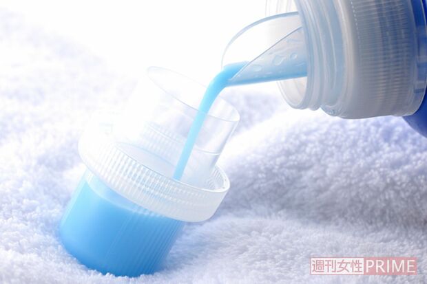 柔軟剤には「帯電防止剤」という成分が含まれているため、衣類をふんわり仕上げるだけでなく、静電気を発生させにくくもする