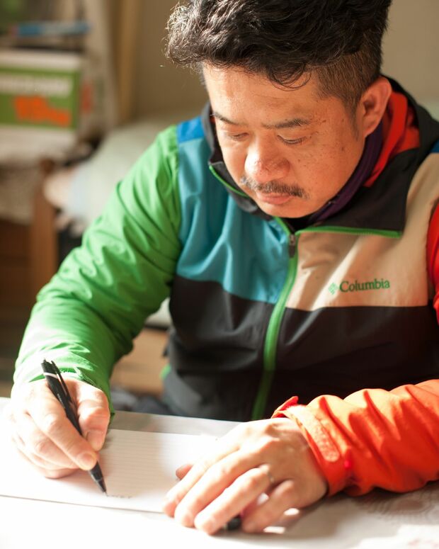 村山浩三さん◎むらやま・こうぞう『村和』三代目。高校卒業後、貝類の仲卸を経験しテリー伊藤率いるテレビ制作会社に入社。さまざまな葛藤、心の旅の果てに家業を継ぐことを決意