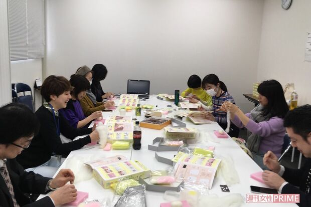 『ニードルフェルトですみっコぐらし』製作会を実施。初心者ばかりだったが、綿を針で刺すことで形になっていくのが面白く、大の大人でもハマる人が続出。無心で針を刺すことはストレス解消にもなると大満足だった