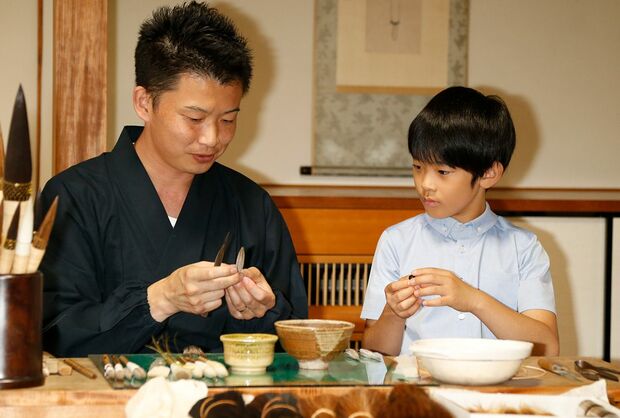 夏休みを利用して滋賀県高島市で伝統の「巻筆」づくりを熱心にご覧に(8月10日)