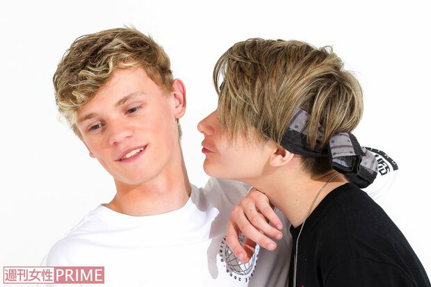 兄弟のように仲よしなふたり。撮影中「城を見るのが好き♪」というレオンドルが、キスしようとするイタズラを。苦笑いのチャーリーは「いつか富士山に登ってみたい」そう　撮影／伊藤和幸