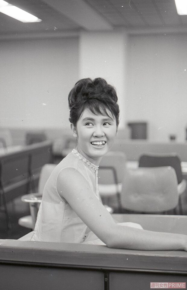 1964年の梓みちよさん（享年76）。最後に発表した『こんにちは赤ちゃん』が大ヒットを記録する