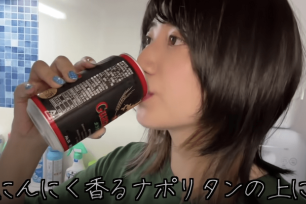 飲みっぷりが凄い酒村ゆっけ（公式Youtubeチャンネルより）