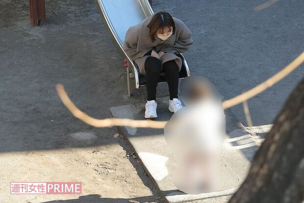 12月25日、自宅近所の公園に娘を連れて現れた篠田麻里子