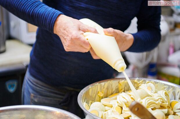 原口さんの手には、卵をマヨネーズであえる際にできたというタコが　撮影／山田智絵