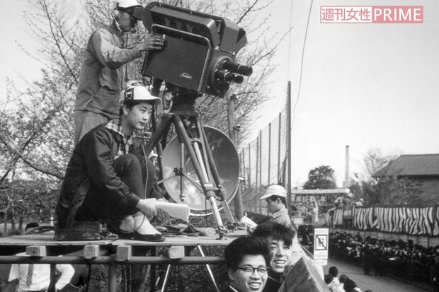 ご成婚パレードを中継する渡邉みどりさん。まだ女性のディレクターは少ない時代だった（本人提供）