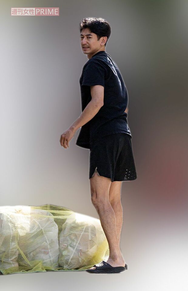 2023年7月上旬の早朝、自宅から出てきた永山瑛太。黒のTシャツ短パンを着て、美脚があらわに