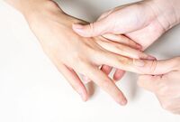 自律神経の乱れ、関節痛、高血圧、脳梗塞予防に効果アリ! 中指もむだけ健康法