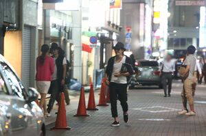 '15年、銀座で飲み歩いていた滝沢秀明&今井翼。2人ともハットにサングラス姿で、まるで兄弟のよう（1/4）