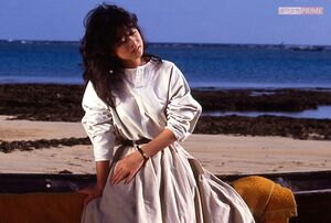 海辺でたそがれる中森明菜