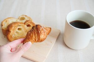 総務省の家計調査でも、2013年を境にパンの消費額が米を上回るように。特に高齢者の世帯でパンの購入額が増えている ※写真はイメージです