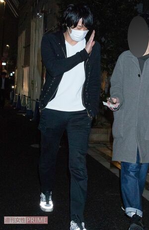 週刊女性の直撃を受ける山口周平氏