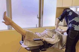 「人に迷惑がかからない」ことを確認したら、美容院でも腹筋(本人提供)