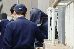 警察に連行される藤山功至容疑者　写真/共同通信社