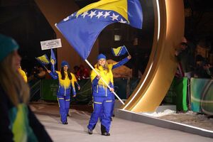 ミラノ・コルティナ五輪の開会式で行進するボスニア・ヘルツェゴビナ代表選手団（代表撮影）