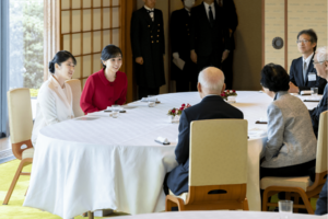 文化勲章受章者、文化功労者を招いた茶会に参加（2024年11月5日）写真／宮内庁提供