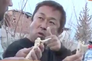 食糧が行き届かない被災地トルコで、ケバブらしきものを頬張り親指を立てるガーシー議員(FNNプライムオンラインより)