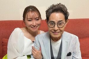 加藤茶さん(右)と妻・綾菜さん(左)
