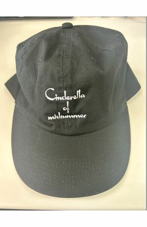 実際に撮影現場に差し入れた帽子。間宮の希望で作品名はさりげない