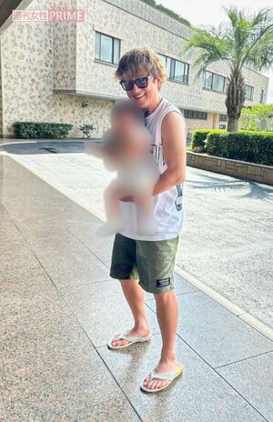 赤ちゃんを抱いて撮影に応じる上地雄輔は若々しいファッション