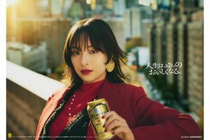 サントリーのCMシリーズ『プレモル子ちゃん』で『ちびまる子ちゃん』のまる子を演じる広瀬すず（サントリーの公式ホームページより）