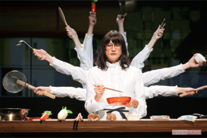 30分で30人前の精進料理を作ることになったミタゾノが千手観音化!?（撮影／高梨俊浩）