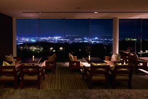 ホテル内のラウンジやレストランでは食事やお酒を楽しみつつ夜景を眺められる
