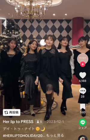 「みんなこじはる感」と話題のTikTokで洋服の着こなしを紹介するプレス担当女性たち2