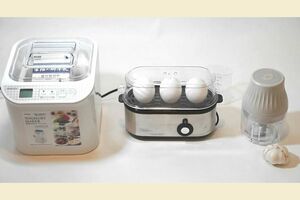 5000円以下で購入できる、シンプルかつ役立つ最新調理家電を紹介します。左から山善「ヨーグルトメーカー」、サンコー「超高速エッグスチーマー」、ウィナーズ「レコルト コードレス薬味チョッパー」（筆者撮影／東洋経済オンライン）