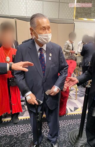 2021年11月29日、イスから立ち上がる際には杖を使うなど、体調はあまり優れない様子の森元首相。演説は10分ほどだった