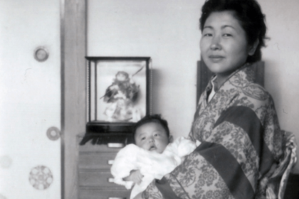 初めての端午の節句。母に抱かれて