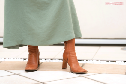 足元はブラウンのショートブーツ。ネックレスやイヤリングも同系色にしてまとまりを重視（撮影／伊藤和幸）