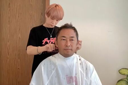 当選後、菊池勲氏にヘアカットされながらライブ配信をするガーシー（公式YouTubeより）