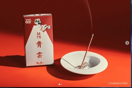 『青雲』とウルトラマンシリーズがコラボしたお香『M78青雲』と科学特捜隊の象徴である「流星マーク」をモチーフにした付属の香立て（日本香堂商品サイトより）