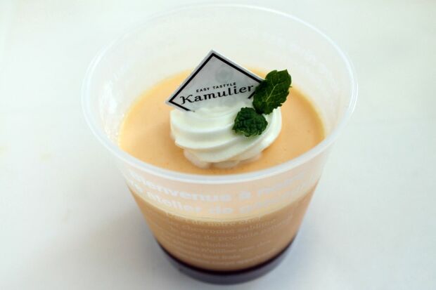 噛む力をほとんど必要としないほど、口の中でとろける新食感のプリン（300円税込み）