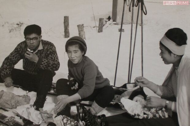 在宅ケアで看取った姉（写真右、秋山さんは中央）。きょうだいの中でもいちばん仲がよかった