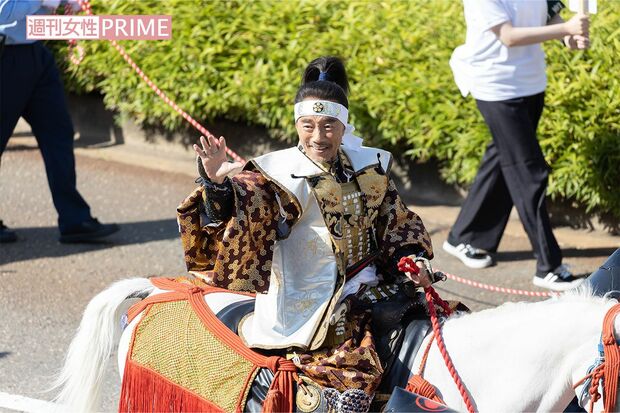 馬に乗って集まった人たちに応える竹中直人