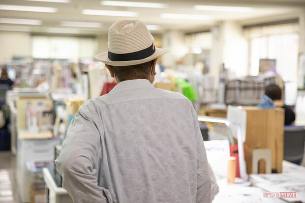 まずぐるりと編集部を見渡すPAPA。ゆっくりとした足取りだが、背中が頼もしい！　撮影／北村史成