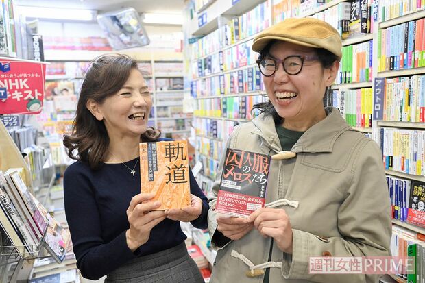 二村さんがおすすめした本を手に、常連客の高山さんと　撮影／渡邉智裕