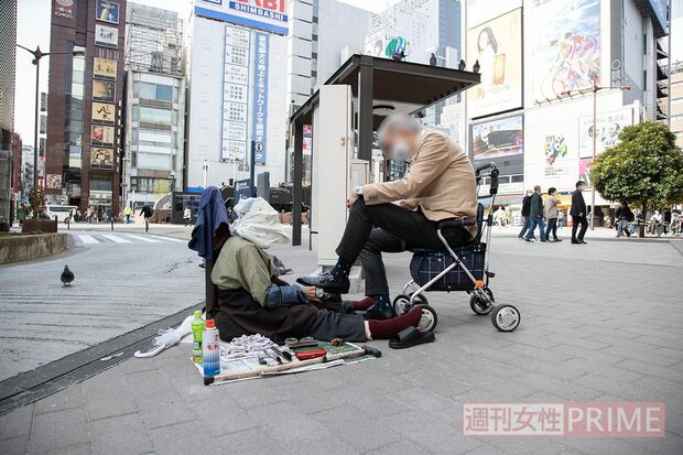 JR新橋駅前で50年もの間、路上靴磨きを続けてきた中村幸子さん