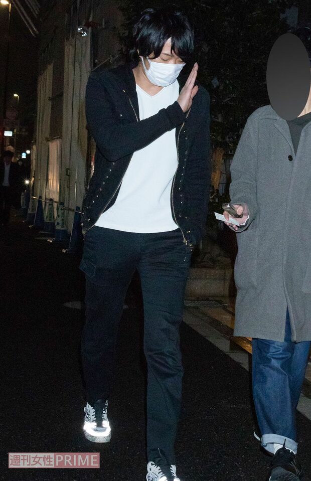 週刊女性の直撃を受ける山口周平氏