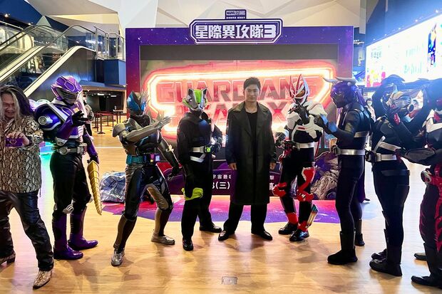 台湾で、仮面ライダーのコスプレをしたファンたちと記念撮影をする松田悟志