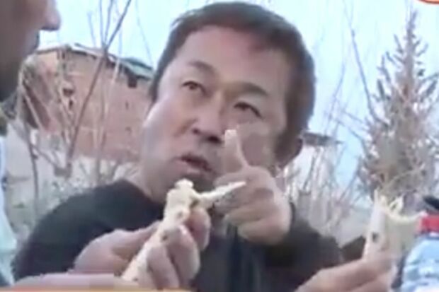 食糧が行き届かない被災地トルコで、ケバブらしきものを頬張り親指を立てるガーシー議員（FNNプライムオンラインより）