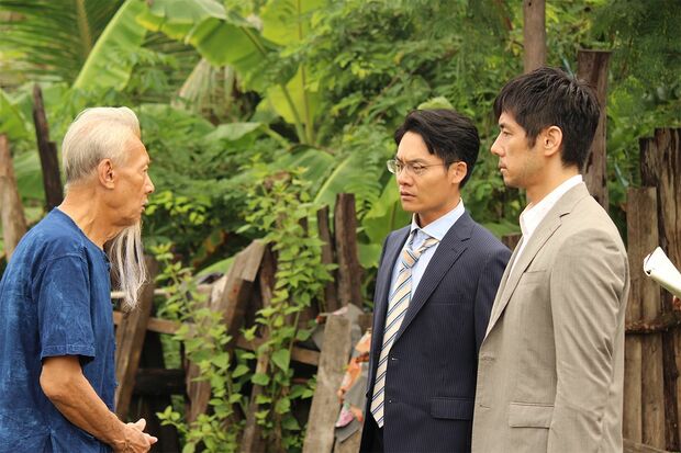 伊丹は天然ガス田開発の村の長老から驚くべき条件を出された　(c)NHK