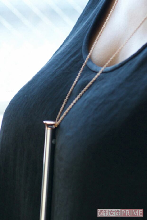 ペンダントの先端部分で4段階のバイブレーションを楽しめる。アクセサリー置き場に保管すれば、家族に触られる心配なし。