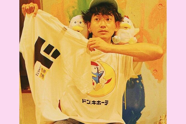 ドン・キホーテのキャラクター“ドンペン”Tシャツを着用し、店舗でお買い物。“親近感がある”と話題に（永山瑛太公式インスタグラムより）
