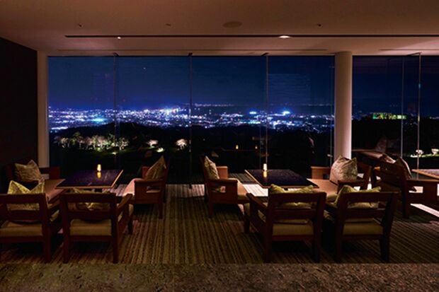 ホテル内のラウンジやレストランでは食事やお酒を楽しみつつ夜景を眺められる