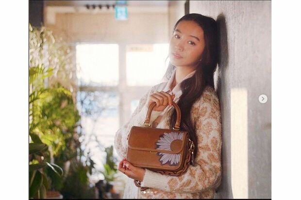 ※3『日本限定【COACH×KOKI,】ローグトップハンドルオリジナルナチュラルレザーウィズデイジー』15万4000円（編集部調べ、画像は公式インスタグラムより））